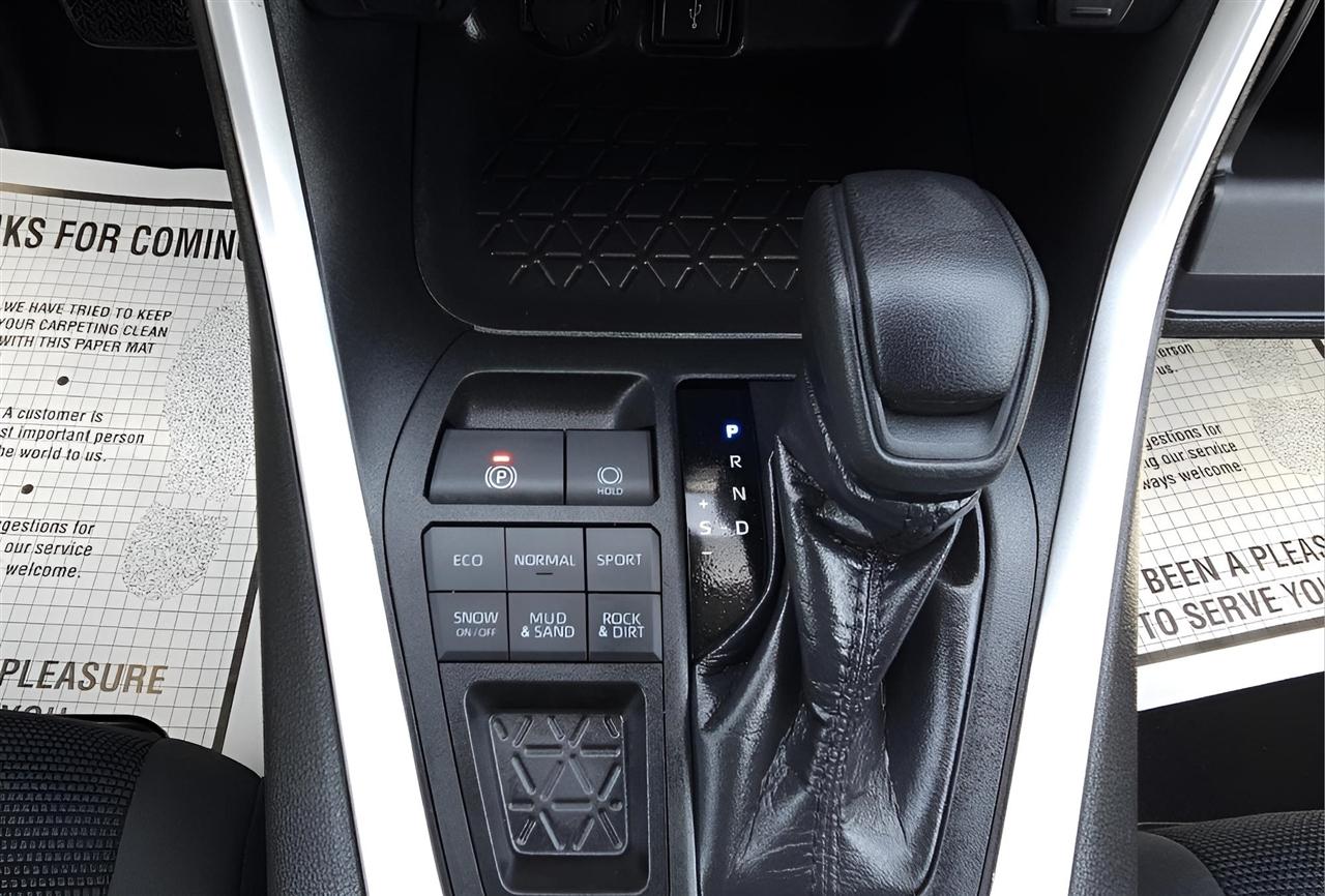 Toyota RAV4 LE AWD (Natl) 2021