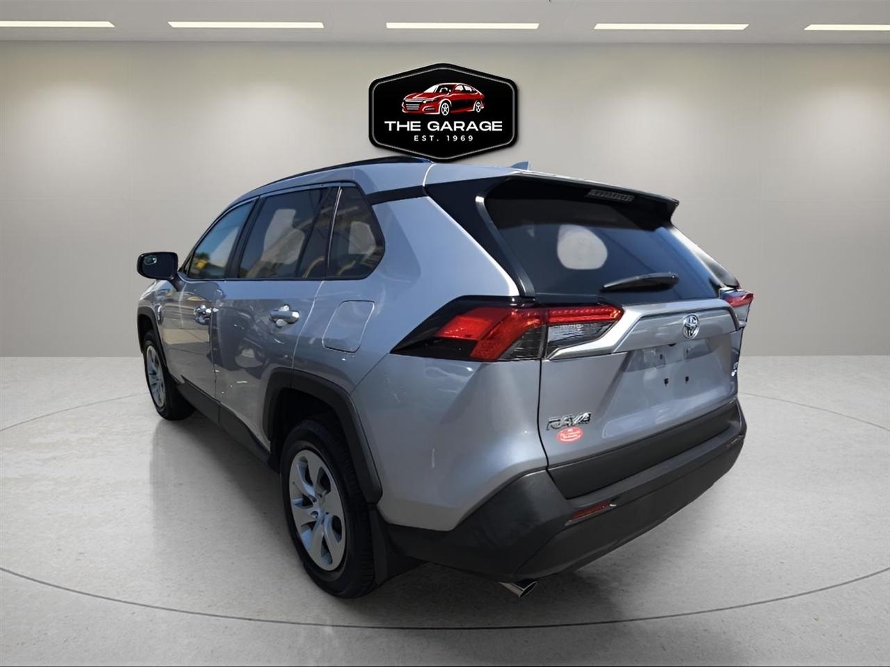 Toyota RAV4 LE AWD (Natl) 2021