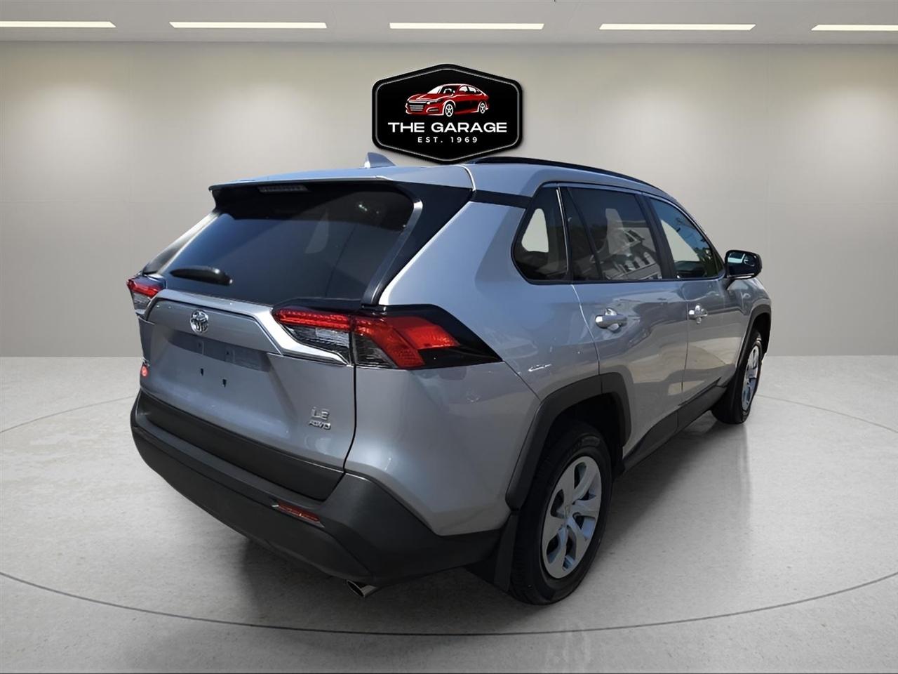 Toyota RAV4 LE AWD (Natl) 2021