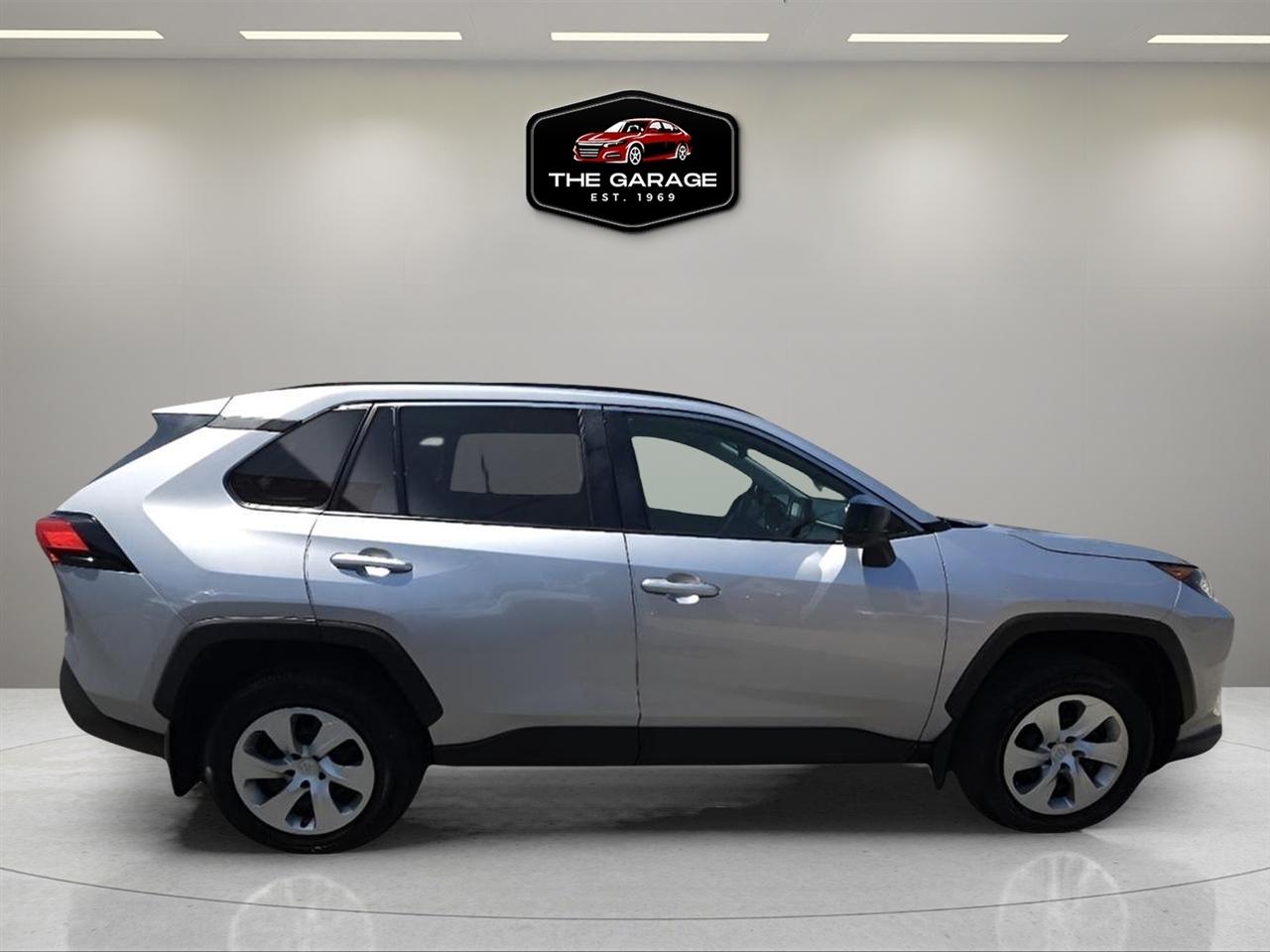 Toyota RAV4 LE AWD (Natl) 2021
