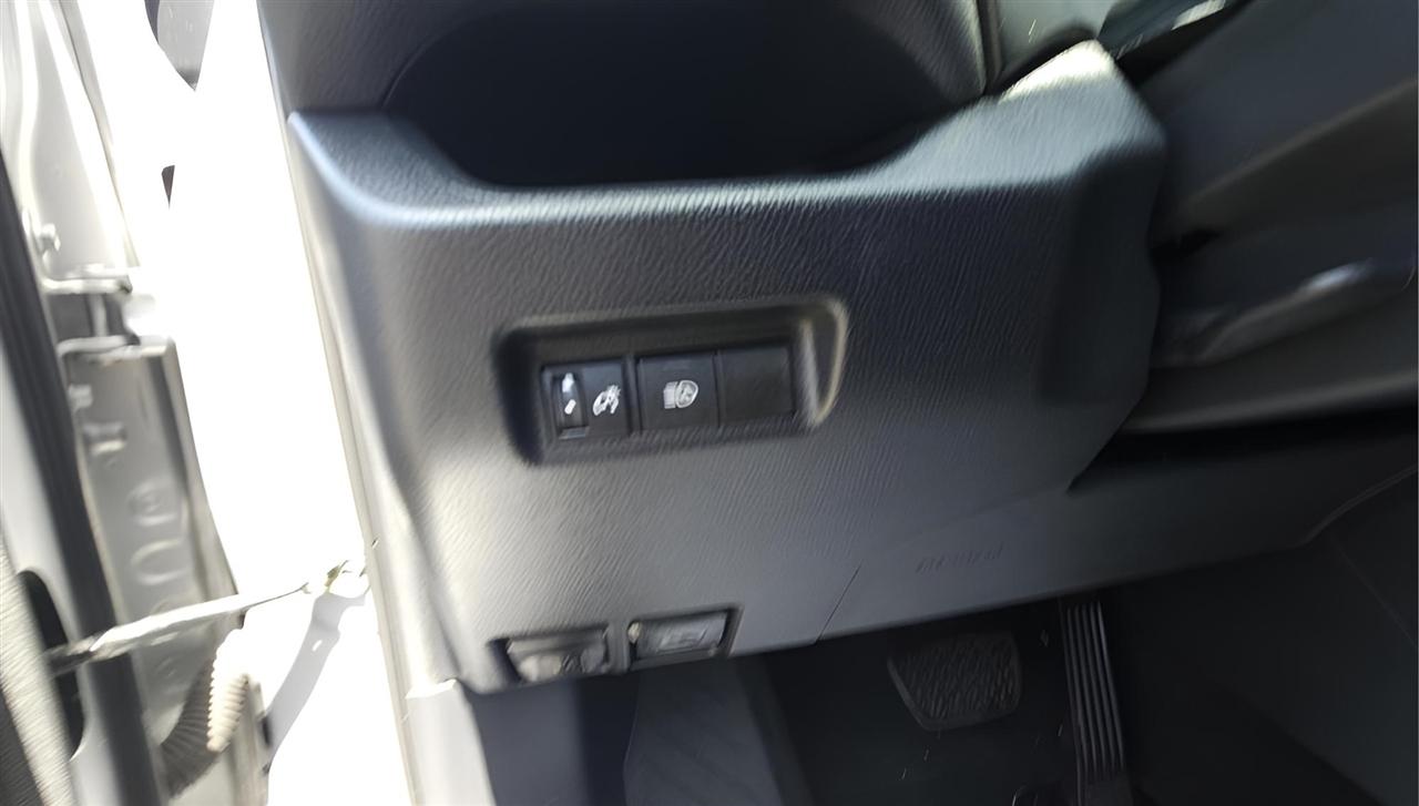 Toyota RAV4 LE AWD (Natl) 2021