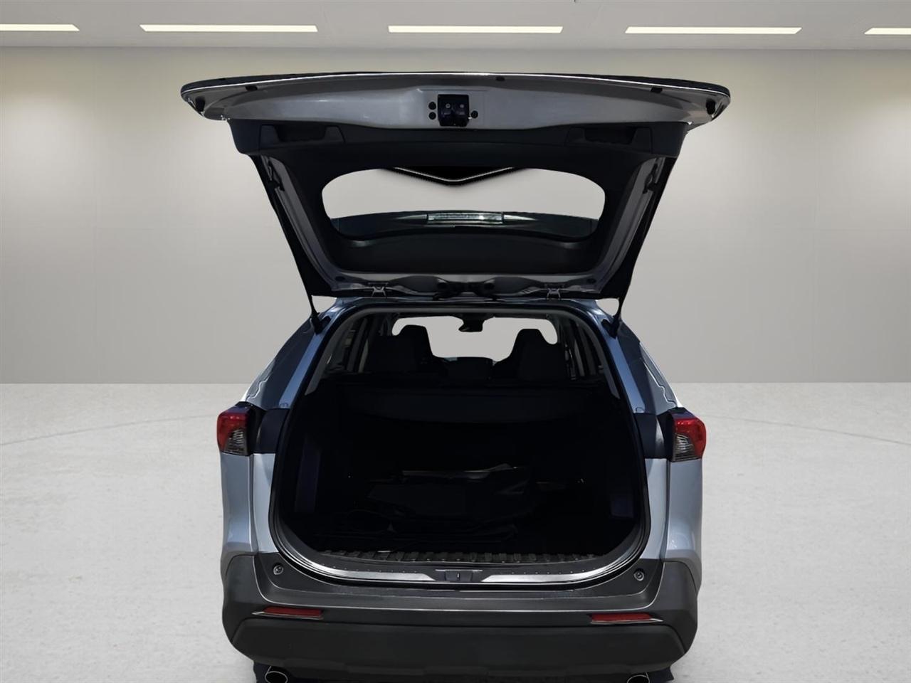 Toyota RAV4 LE AWD (Natl) 2021