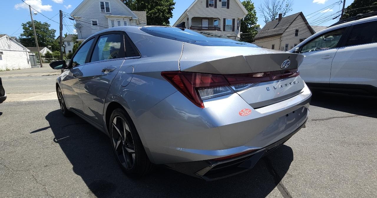 Hyundai Elantra  2021