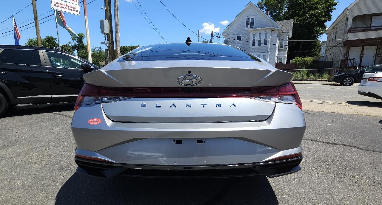 Hyundai Elantra  2021