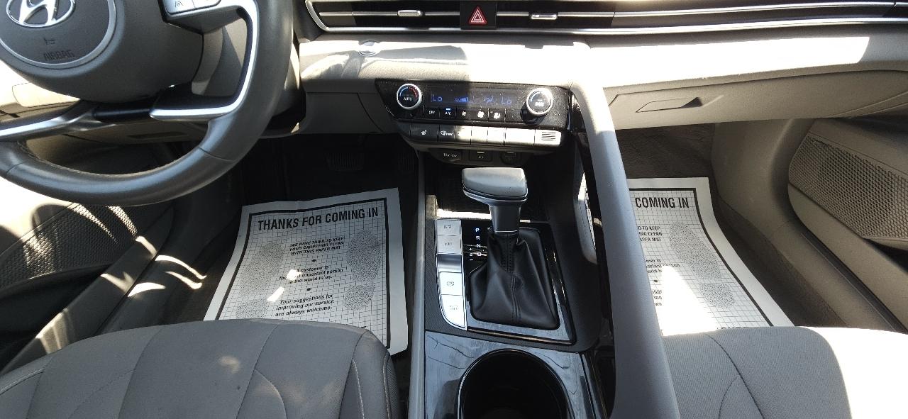Hyundai Elantra  2021