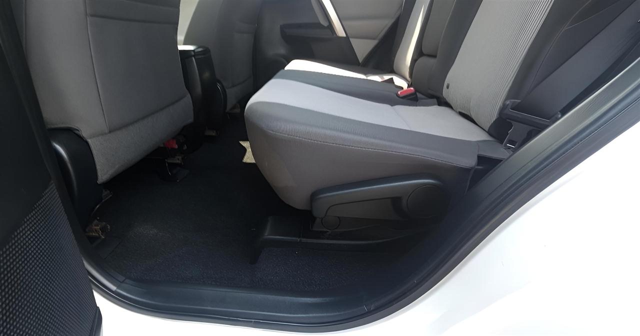Toyota RAV4 AWD 4dr LE (Natl) 2013