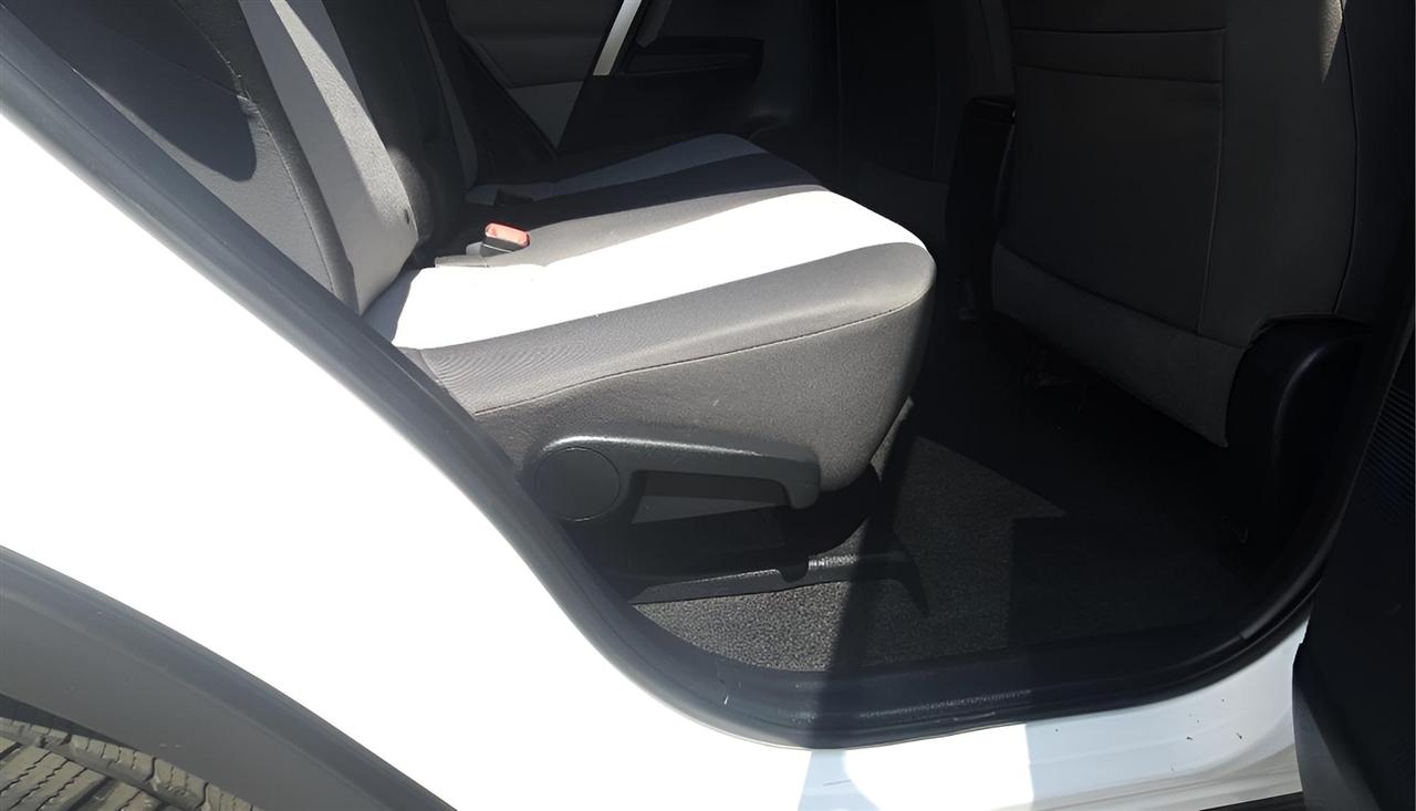 Toyota RAV4 AWD 4dr LE (Natl) 2013