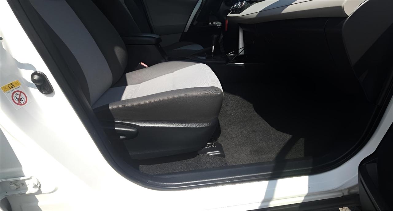 Toyota RAV4 AWD 4dr LE (Natl) 2013