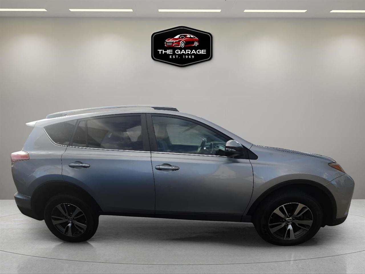 Toyota RAV4 XLE AWD (Natl) 2018