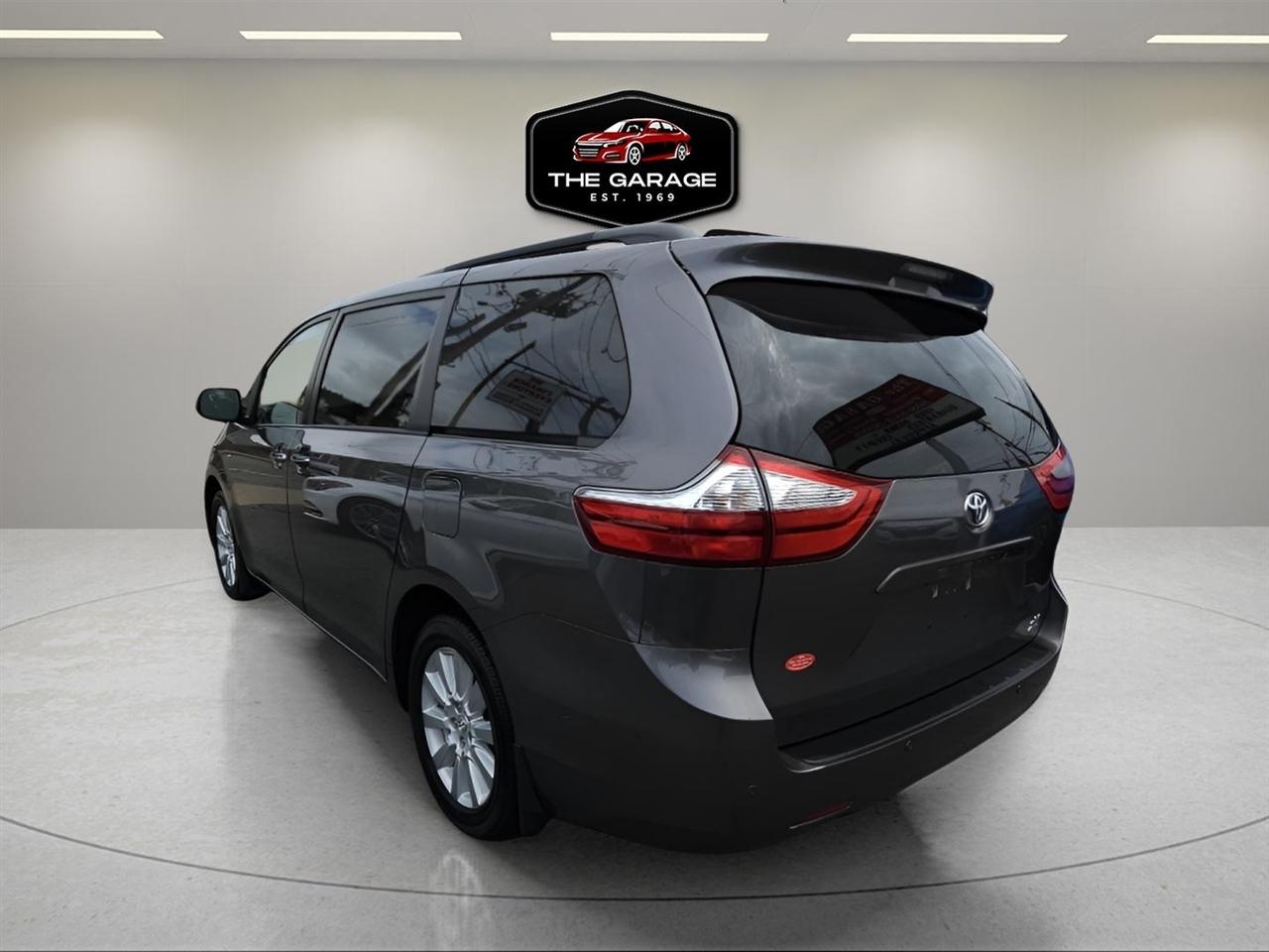 Toyota Sienna XLE AWD 7-Passenger (Natl) 2017