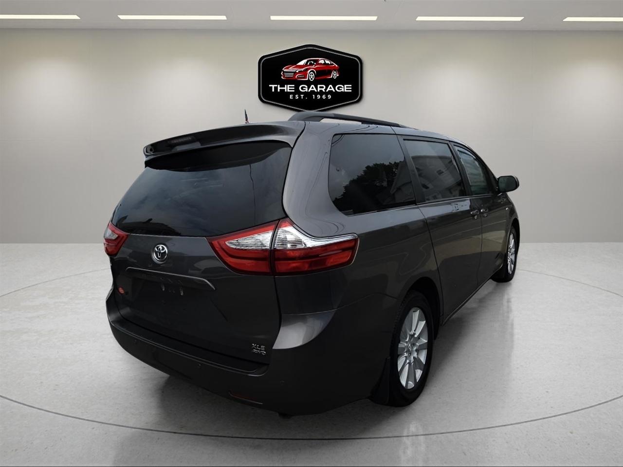 Toyota Sienna XLE AWD 7-Passenger (Natl) 2017
