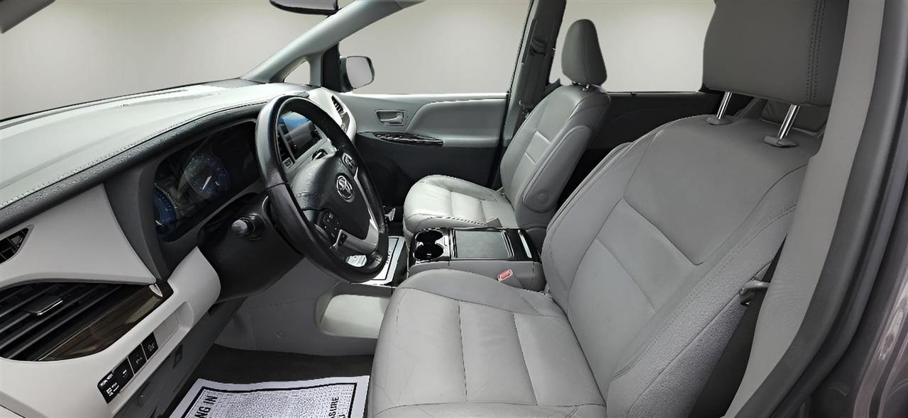Toyota Sienna XLE AWD 7-Passenger (Natl) 2017