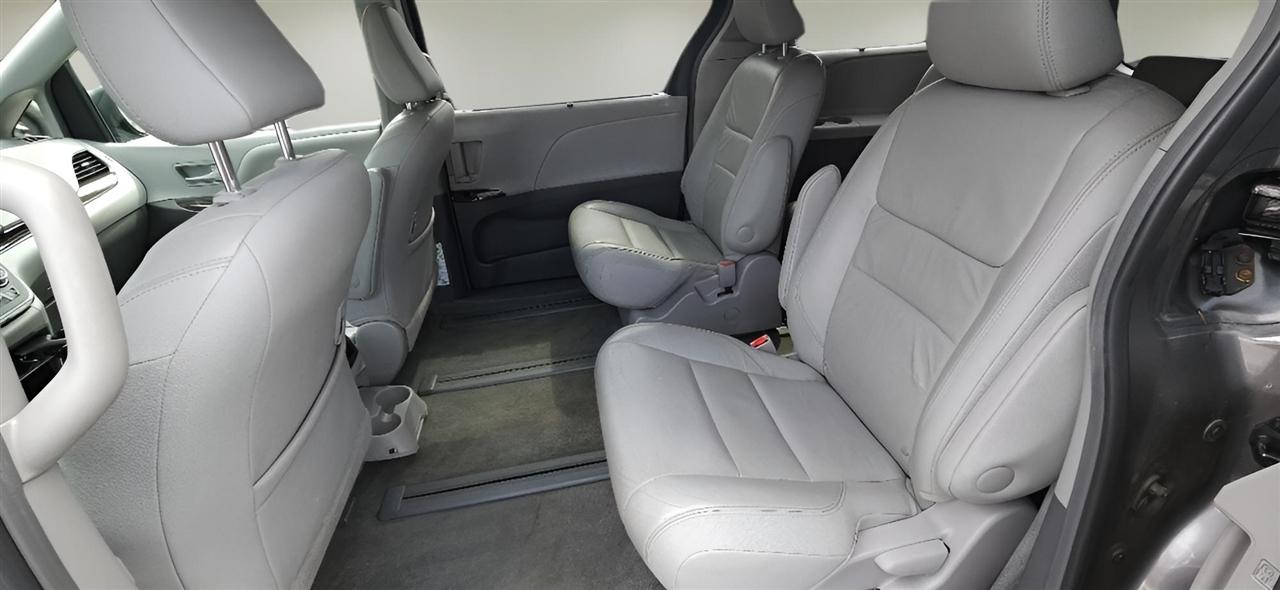 Toyota Sienna XLE AWD 7-Passenger (Natl) 2017