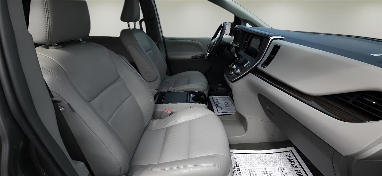 Toyota Sienna XLE AWD 7-Passenger (Natl) 2017