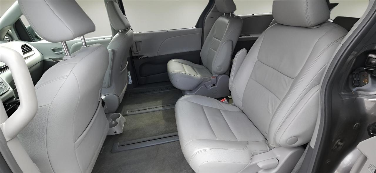 Toyota Sienna XLE AWD 7-Passenger (Natl) 2017