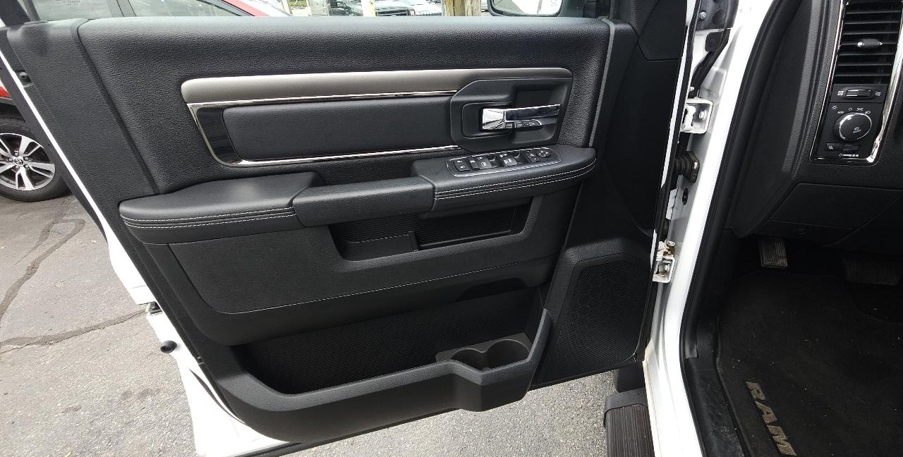 RAM 1500 Night 4x4 Crew Cab 5'7" Box 2017