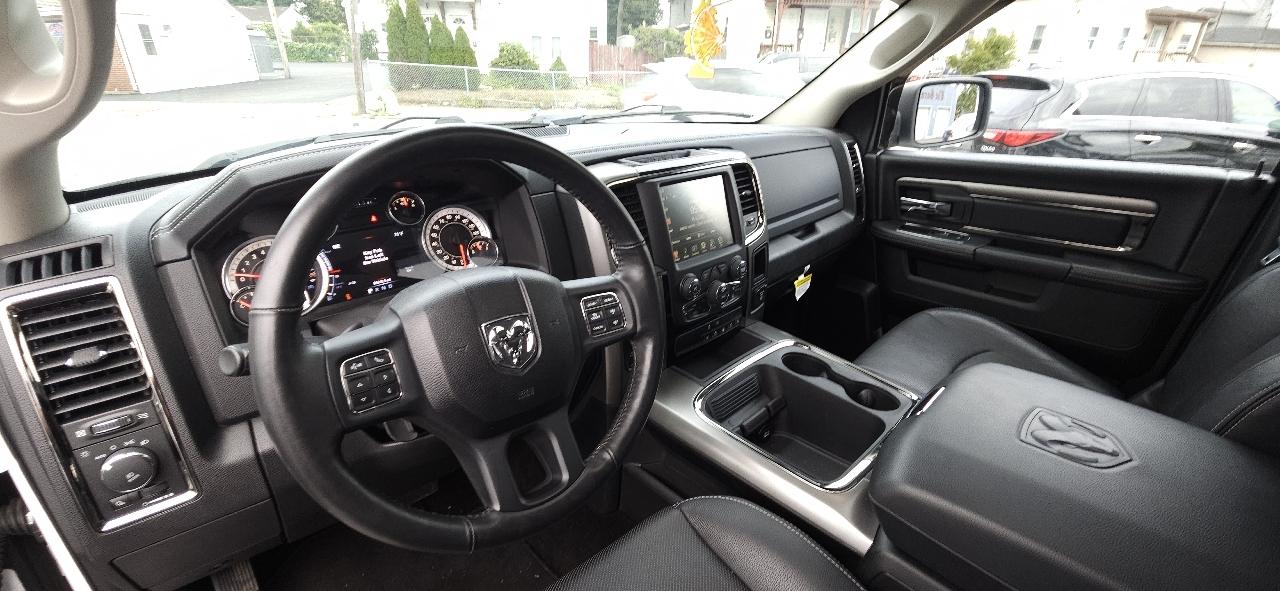 RAM 1500 Night 4x4 Crew Cab 5'7" Box 2017