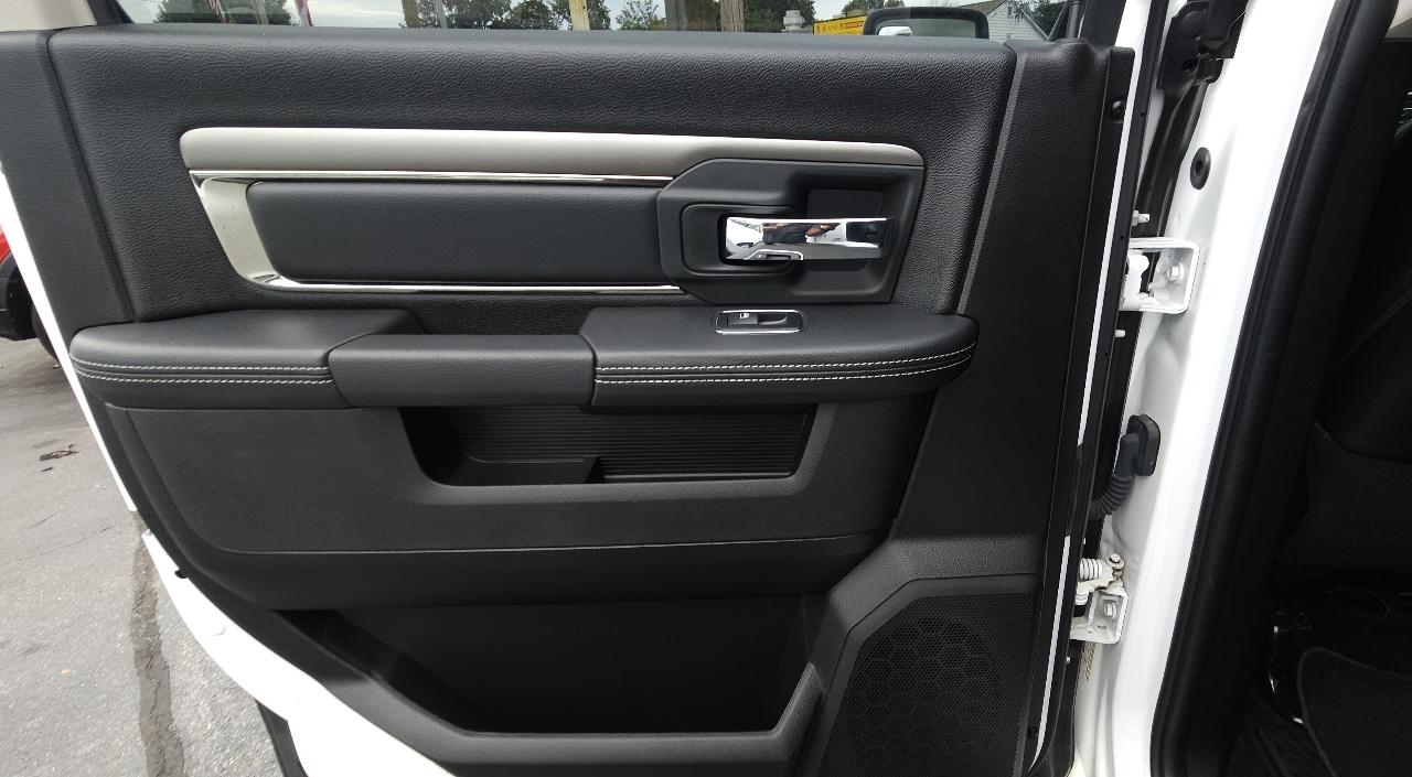 RAM 1500 Night 4x4 Crew Cab 5'7" Box 2017