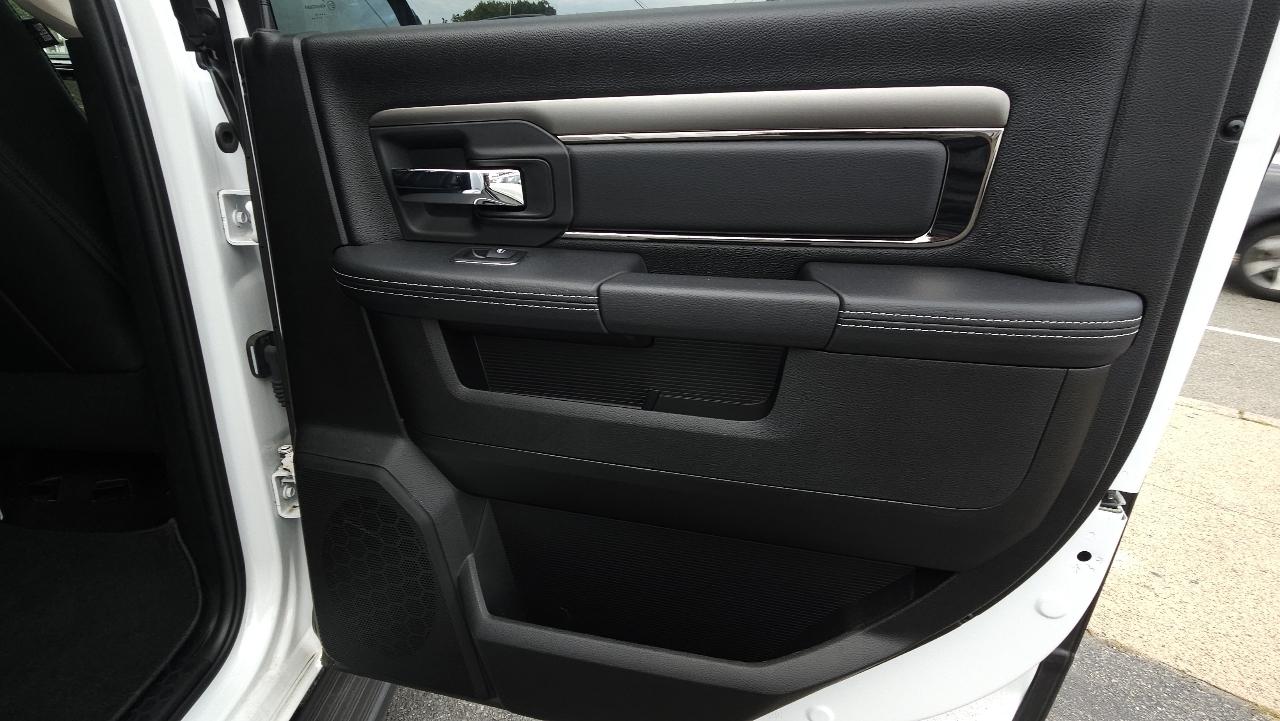 RAM 1500 Night 4x4 Crew Cab 5'7" Box 2017