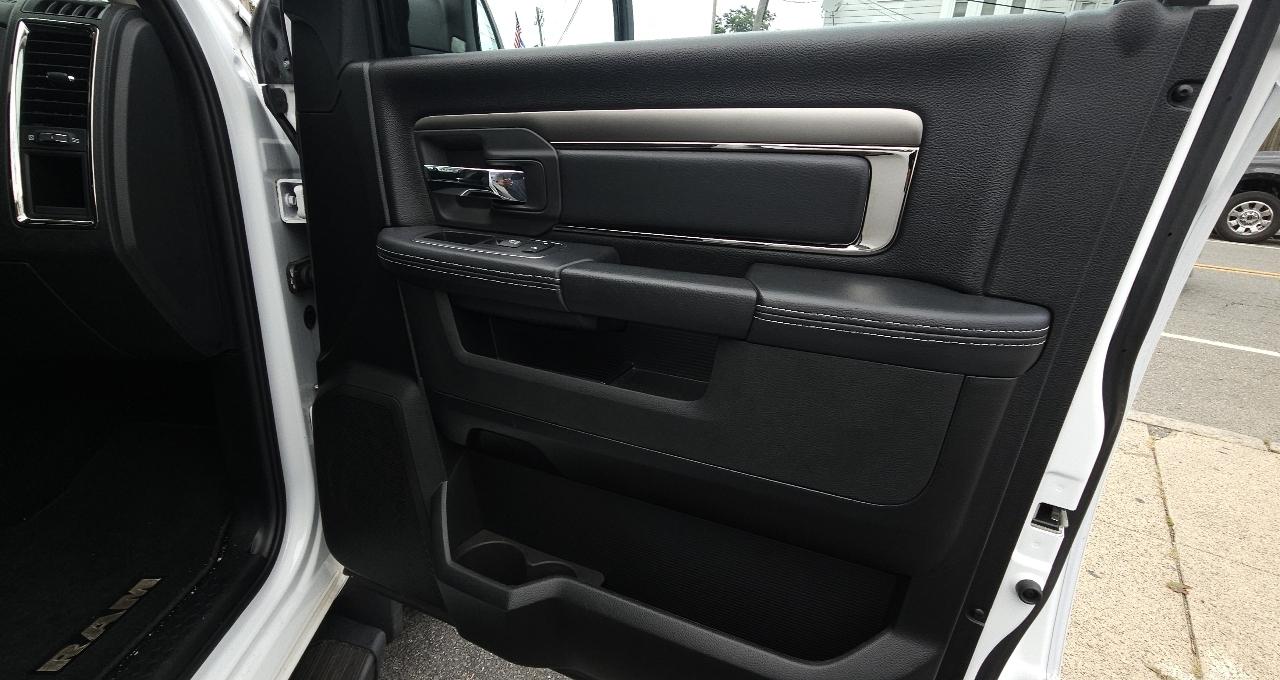 RAM 1500 Night 4x4 Crew Cab 5'7" Box 2017