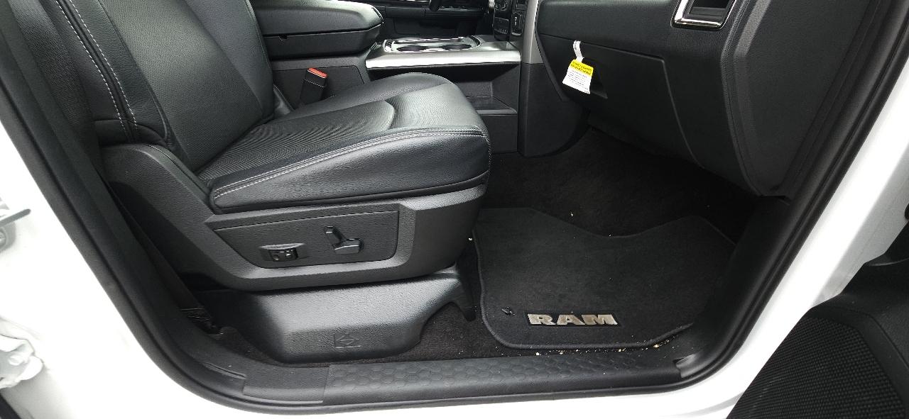 RAM 1500 Night 4x4 Crew Cab 5'7" Box 2017