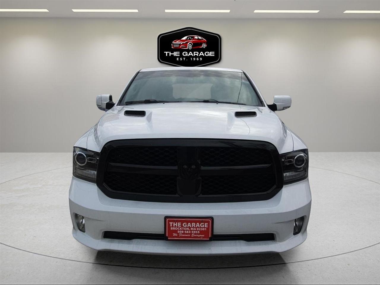 RAM 1500 Night 4x4 Crew Cab 5'7" Box 2017