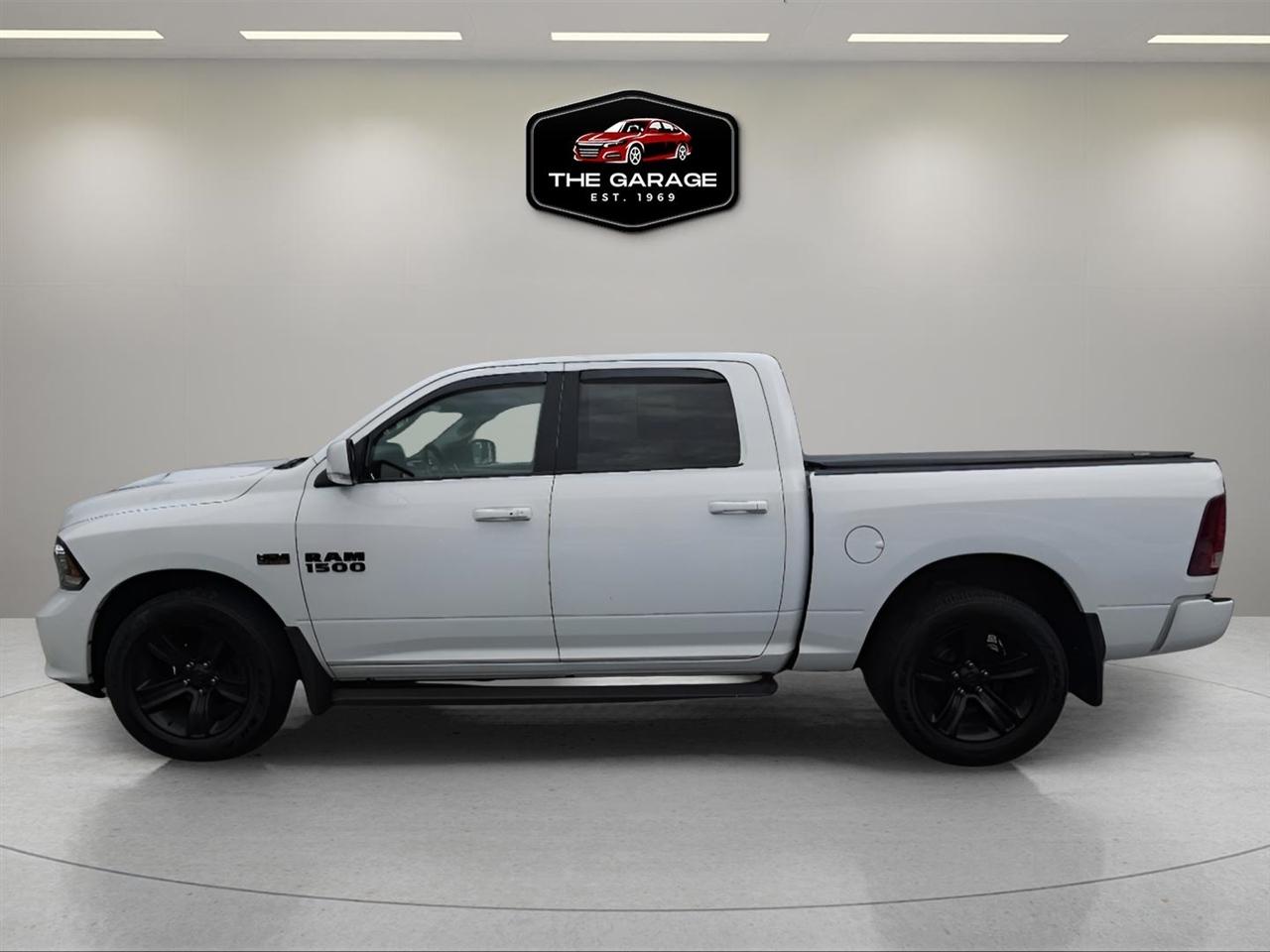 RAM 1500 Night 4x4 Crew Cab 5'7" Box 2017