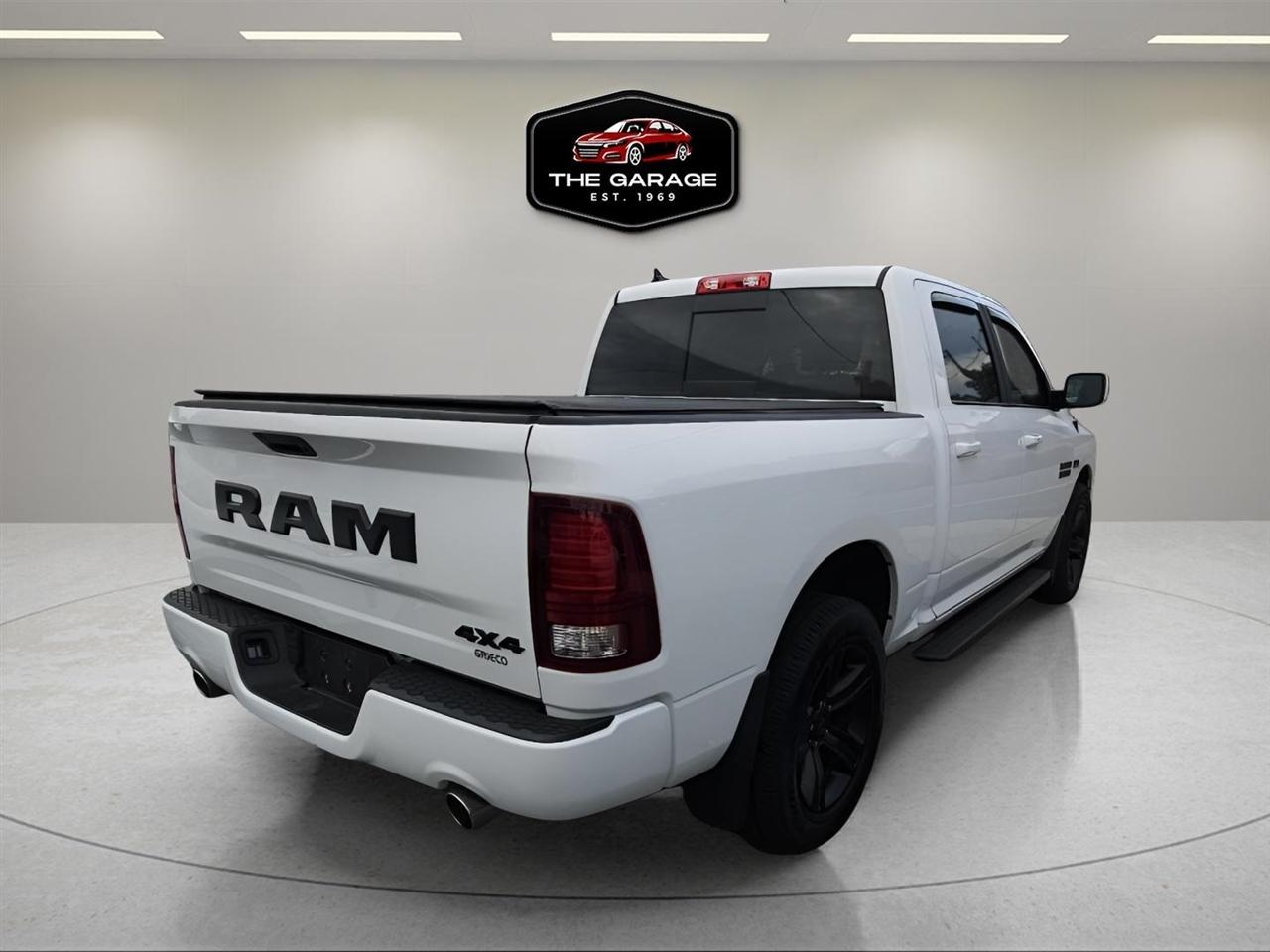 RAM 1500 Night 4x4 Crew Cab 5'7" Box 2017