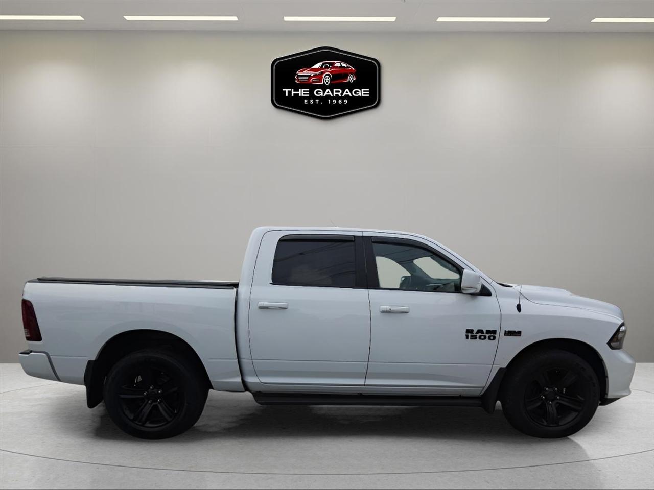 RAM 1500 Night 4x4 Crew Cab 5'7" Box 2017
