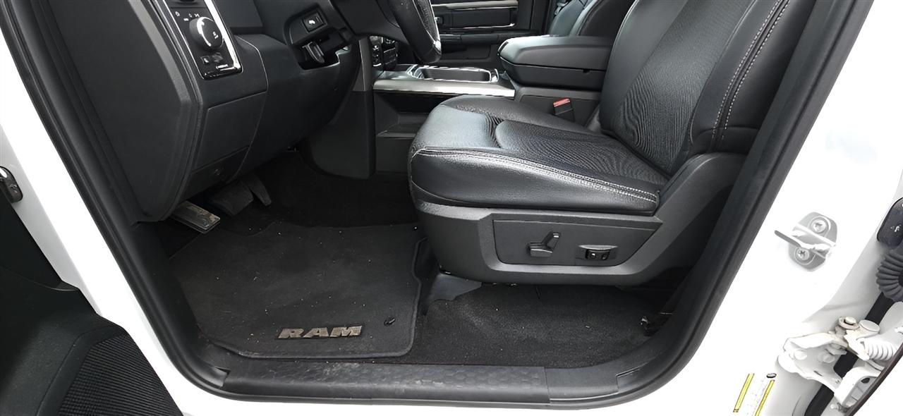 RAM 1500 Night 4x4 Crew Cab 5'7" Box 2017