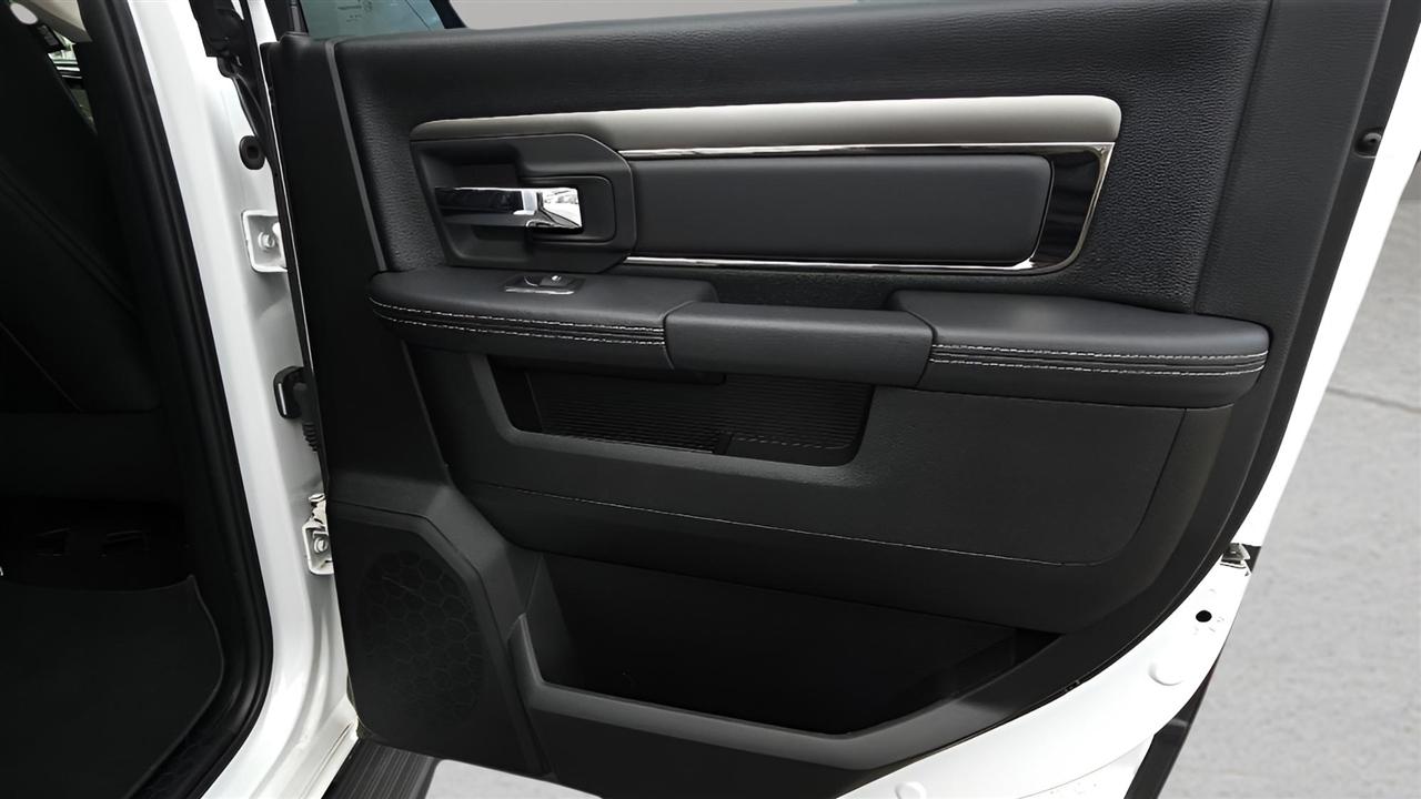 RAM 1500 Night 4x4 Crew Cab 5'7" Box 2017