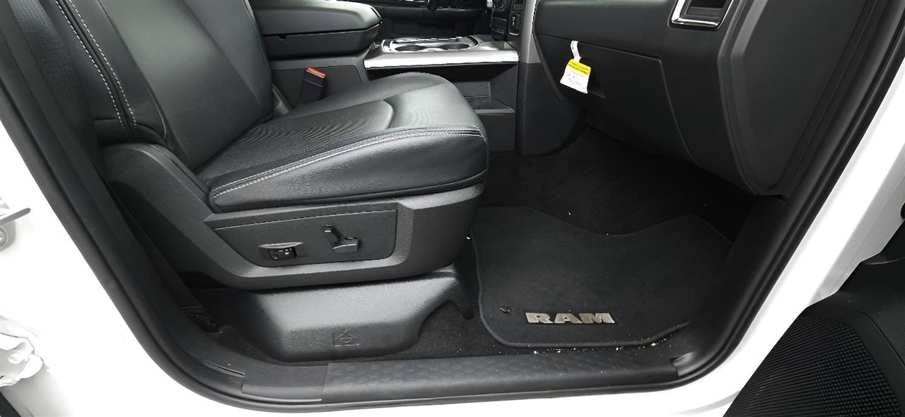 RAM 1500 Night 4x4 Crew Cab 5'7" Box 2017