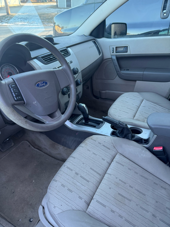 Ford Focus 4dr Sdn SE 2010