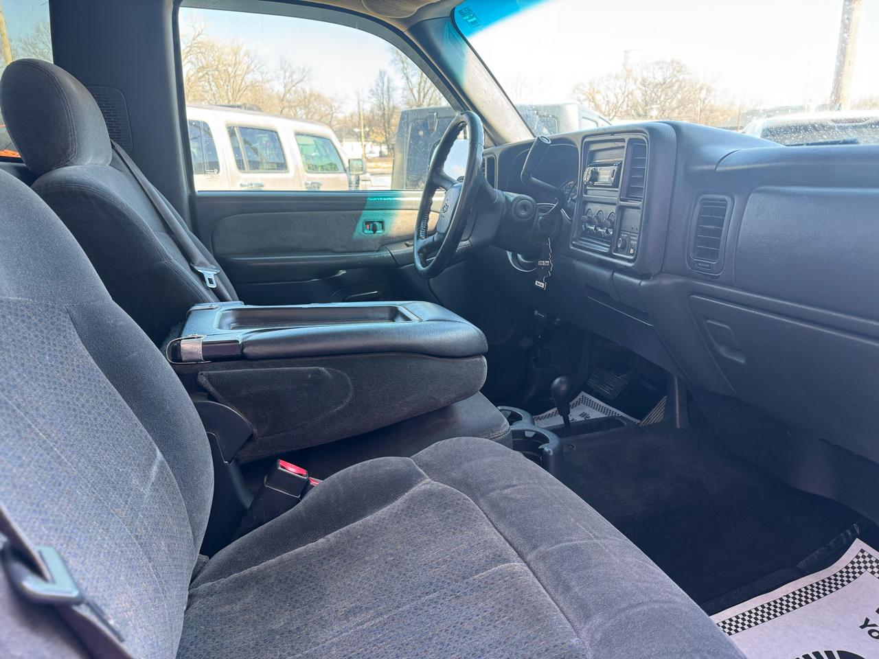 Chevrolet Silverado 1500 Reg Cab 119.0" WB 4WD LS 2002