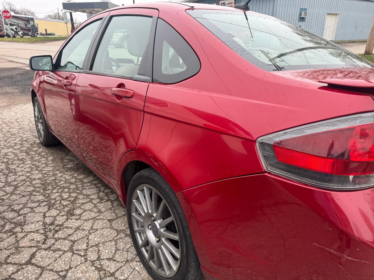 Ford Focus 4dr Sdn SES 2011