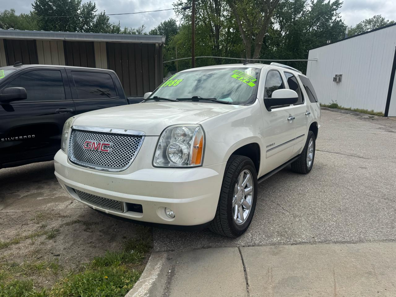 GMC Yukon AWD 4dr 1500 Denali 2011