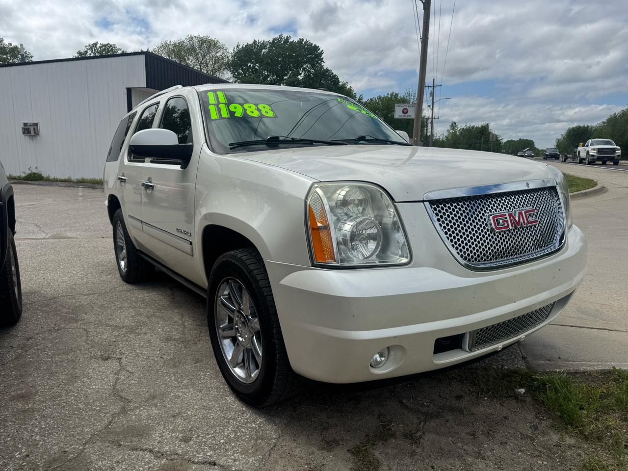 GMC Yukon AWD 4dr 1500 Denali 2011