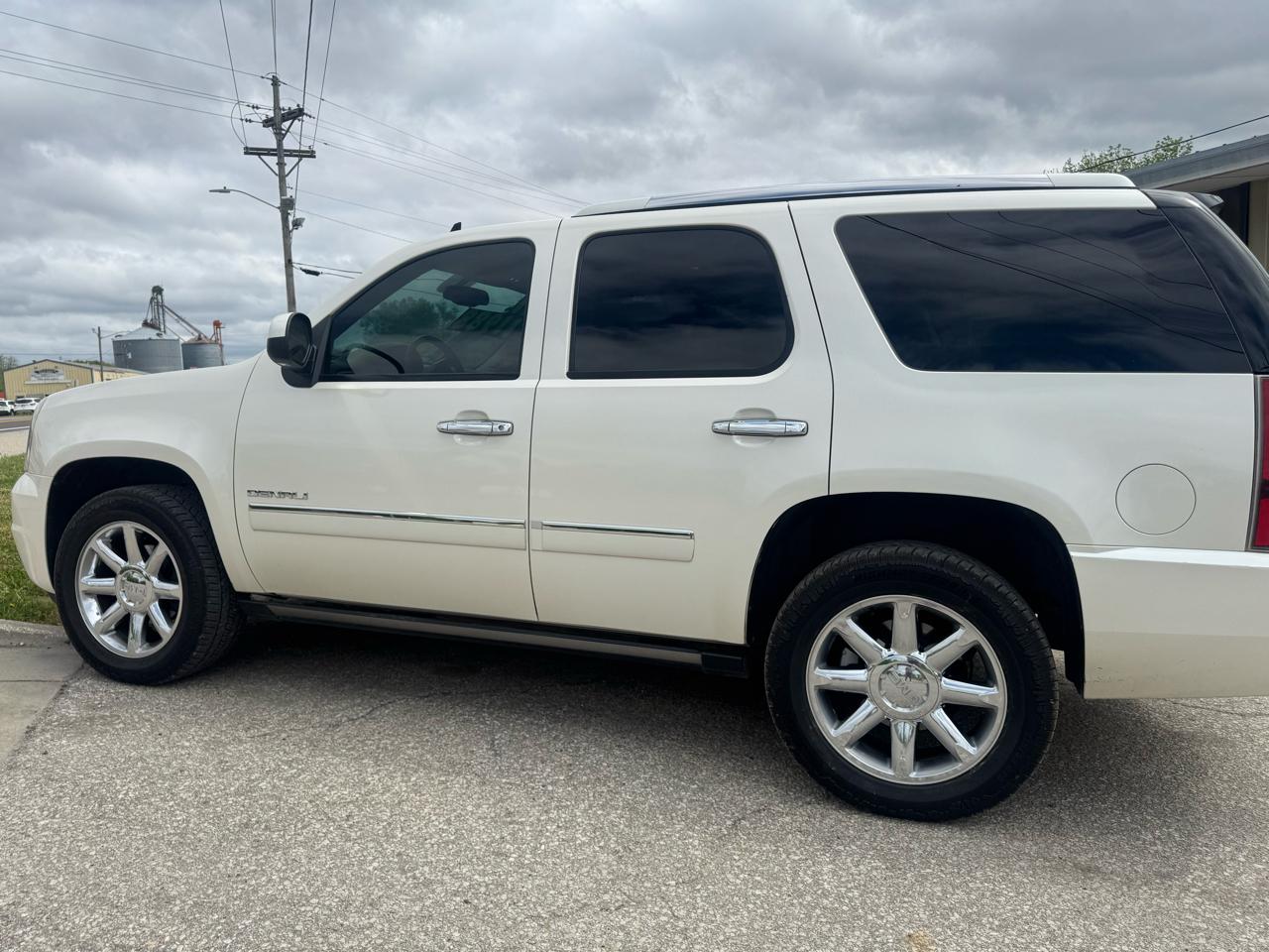 GMC Yukon AWD 4dr 1500 Denali 2011