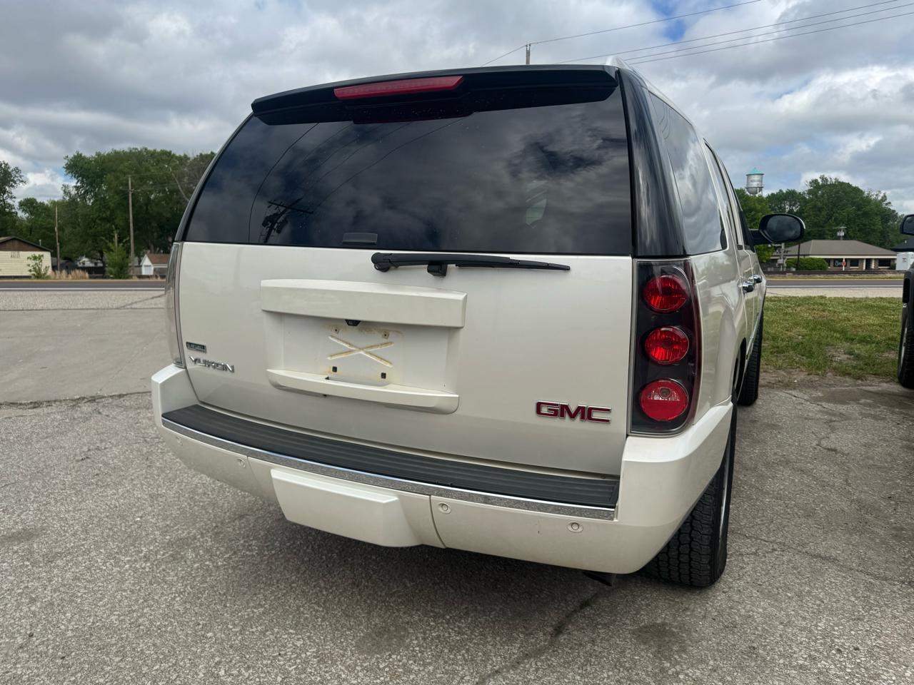 GMC Yukon AWD 4dr 1500 Denali 2011