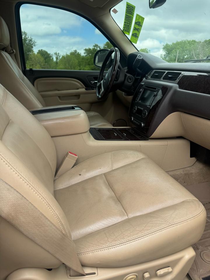 GMC Yukon AWD 4dr 1500 Denali 2011