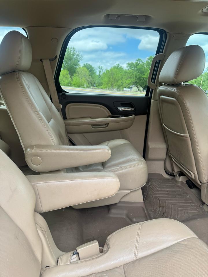 GMC Yukon AWD 4dr 1500 Denali 2011