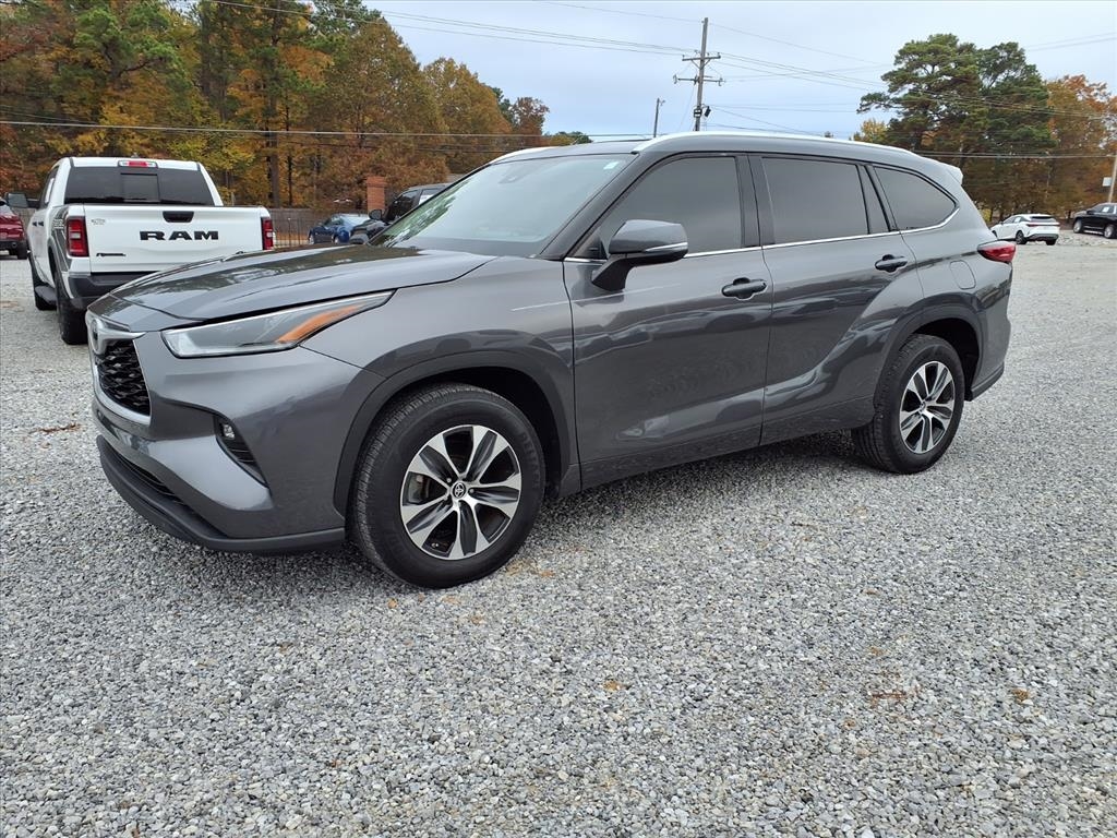 2021 Toyota Highlander XLE photo 2