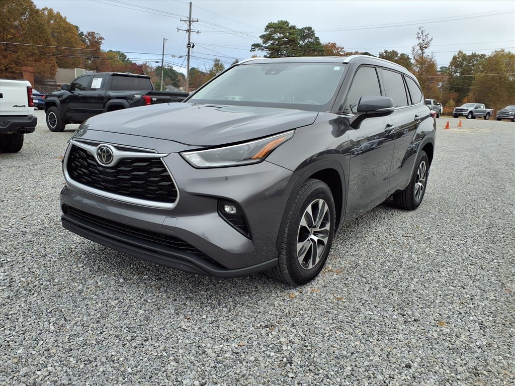 2021 Toyota Highlander XLE photo 3