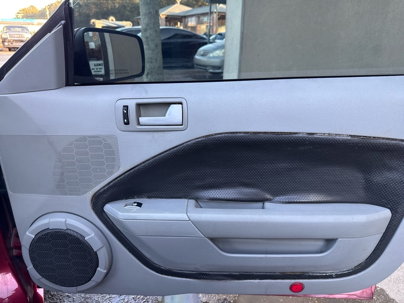 Ford Mustang GT Deluxe Coupe 2006