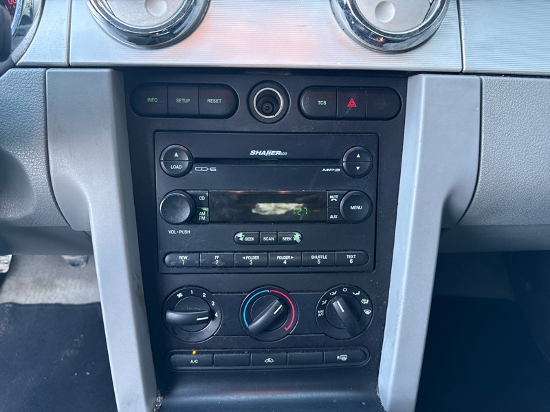 Ford Mustang GT Deluxe Coupe 2006