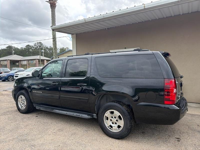 Chevrolet Suburban LT 1500 2WD 2011