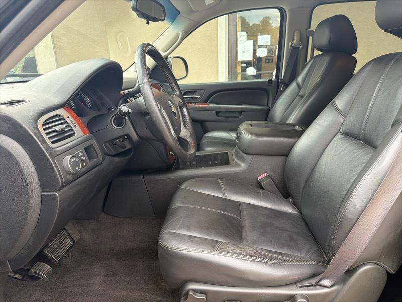 Chevrolet Suburban LT 1500 2WD 2011