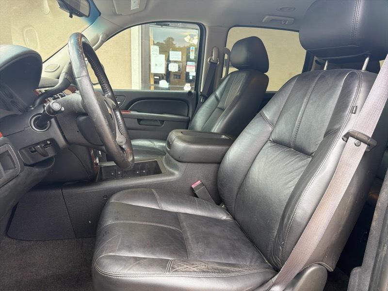 Chevrolet Suburban LT 1500 2WD 2011