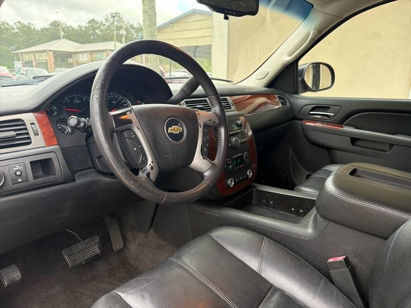 Chevrolet Suburban LT 1500 2WD 2011