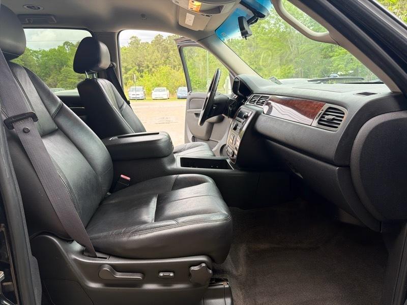 Chevrolet Suburban LT 1500 2WD 2011